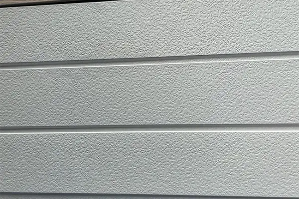 ການຕໍ່ອາຍຸ facade ສາມມື້: ກະດານແກະສະຫຼັກໂລຫະປ່ຽນຮູບແບບການກໍ່ສ້າງ